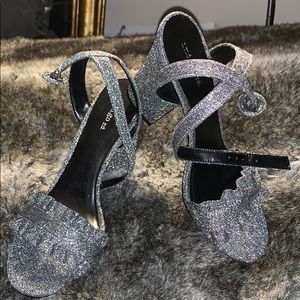 Sparkly chunky heel With straps